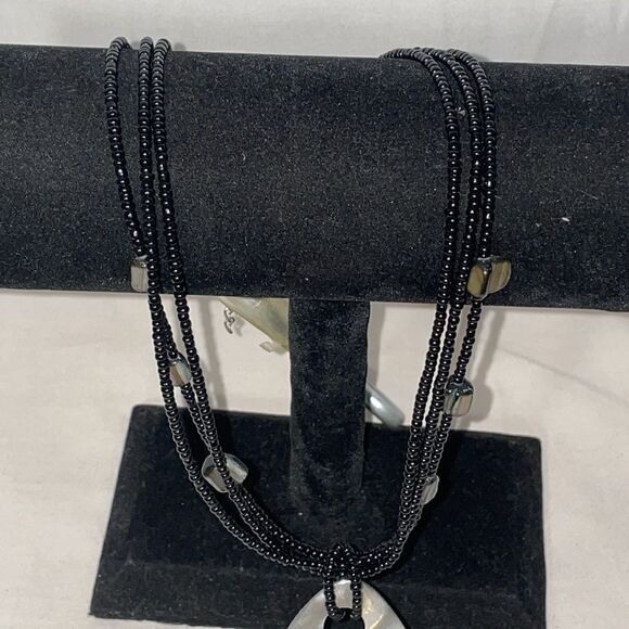 Beaded necklace with large shell emblem - Picture 5 of 8